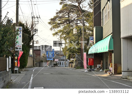 岩室溫泉街的筆直道路和街景（新潟縣新潟市西蒲區岩室溫泉） 138933112