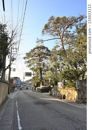岩室溫泉街的筆直道路和街景(新潟縣新潟市西蒲區岩室溫泉) 岩室溫泉街的筆直道路和街景(新潟縣新潟市西蒲區岩室溫泉) 138933115