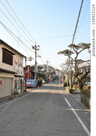 岩室溫泉街的筆直道路和街景(新潟縣新潟市西蒲區岩室溫泉) 岩室溫泉街的筆直道路和街景(新潟縣新潟市西蒲區岩室溫泉) 138933124