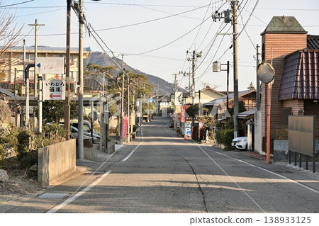 岩室溫泉街的筆直道路和街景(新潟縣新潟市西蒲區岩室溫泉) 岩室溫泉街的筆直道路和街景(新潟縣新潟市西蒲區岩室溫泉) 138933125