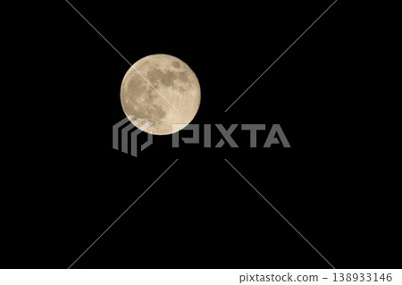 漂浮在夜空的滿月 漂浮在夜空的滿月 138933146