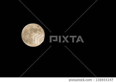 Full moon floating in the night sky Full moon floating in the night sky 138933147