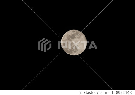 漂浮在夜空的滿月 漂浮在夜空的滿月 138933148