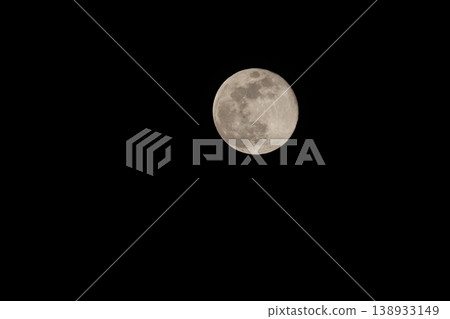 漂浮在夜空的滿月 138933149