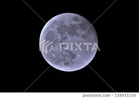 漂浮在夜空的滿月 138933150