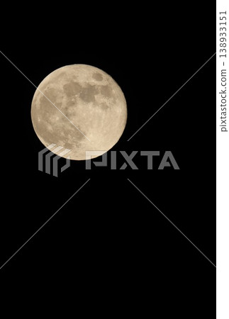 漂浮在夜空的滿月 138933151