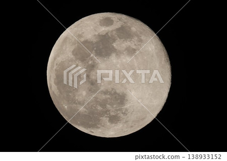 Full moon floating in the night sky Full moon floating in the night sky 138933152