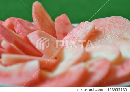 Moon Rouge apples, a Nagano specialty, served on a plate (Nagano Prefecture) Moon Rouge apples, a Nagano specialty, served on a plate (Nagano Prefecture) 138933183