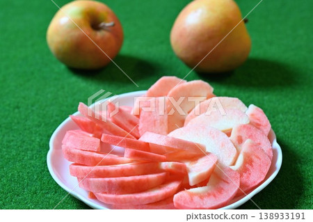 Moon Rouge apples, a Nagano specialty, served on a plate (Nagano Prefecture) Moon Rouge apples, a Nagano specialty, served on a plate (Nagano Prefecture) 138933191