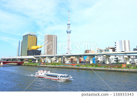 東京墨田區的東京晴空塔與遊船風景 東京墨田區的東京晴空塔與遊船風景 138933343