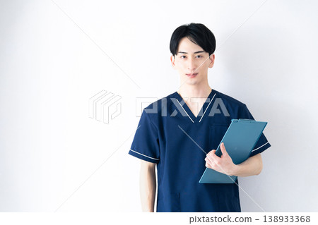 穿著手術服的年輕人 138933368