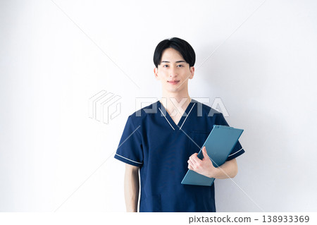 穿著手術服的年輕人 138933369