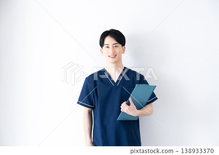 穿著手術服的年輕人 138933370
