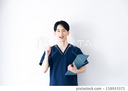穿著手術服的年輕人 138933371