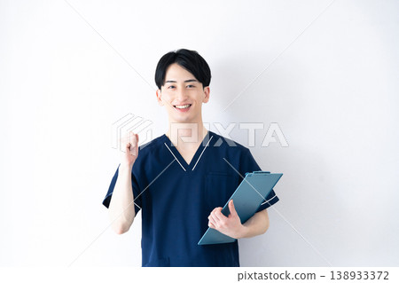 穿著手術服的年輕人 138933372