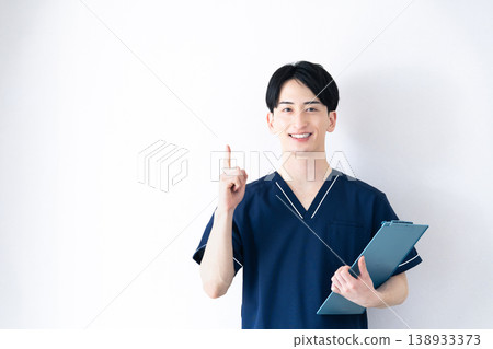 穿著手術服的年輕人 138933373
