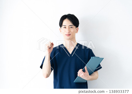 穿著手術服的年輕人 138933377