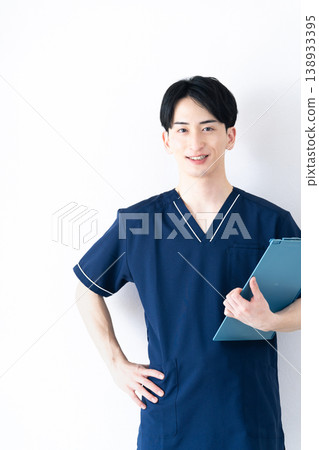 穿著手術服的年輕人 138933395
