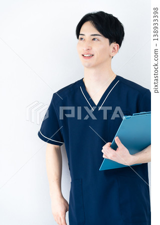 穿著手術服的年輕人 138933398