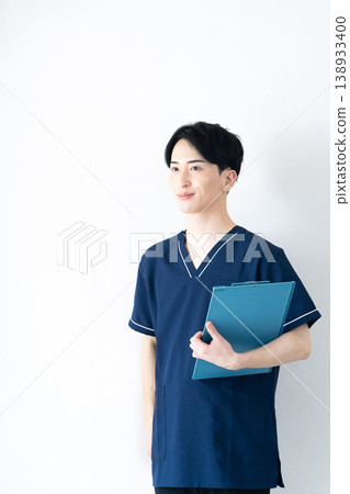 Young man wearing scrubs 138933400
