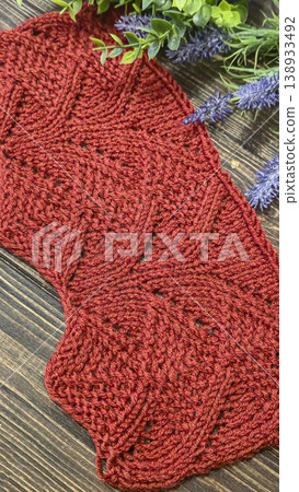 Knitting patterns with a raised pattern and yarn of different colors 138933492