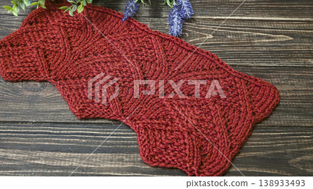 Knitting patterns with a raised pattern and yarn of different colors 138933493
