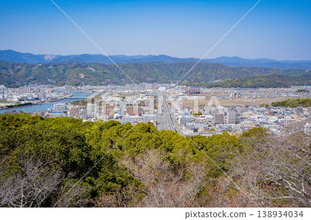 從五代山眺望高知市 從五代山眺望高知市 138934034