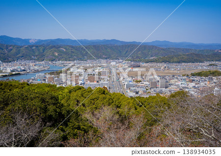 從五代山眺望高知市 從五代山眺望高知市 138934035