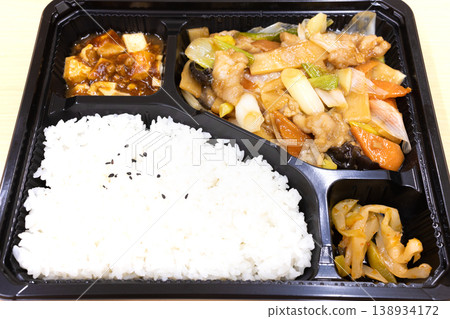美味的中式便當,炒肉和蔬菜便當 美味的中式便當,炒肉和蔬菜便當 138934172
