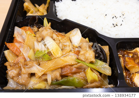 美味的中式便當,炒肉和蔬菜便當 美味的中式便當,炒肉和蔬菜便當 138934177