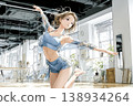 一幅年輕女子在舞蹈工作室跳舞的插圖 138934264