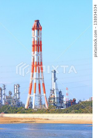 A view of a petrochemical complex with many factory facilities in Yokkaichi City, Mie Prefecture 138934334
