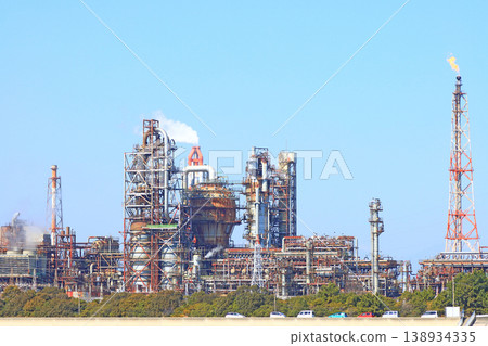 A view of a petrochemical complex with many factory facilities in Yokkaichi City, Mie Prefecture 138934335