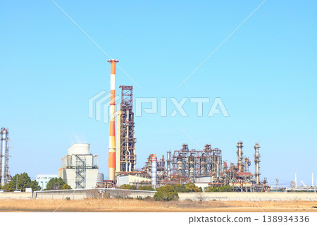 A view of a petrochemical complex with many factory facilities in Yokkaichi City, Mie Prefecture 138934336