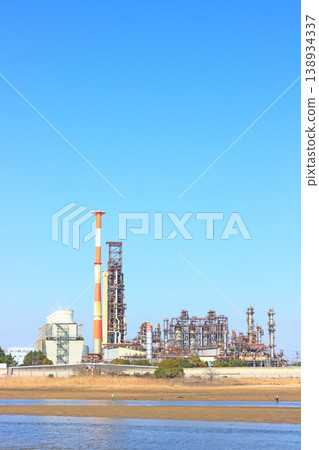 A view of a petrochemical complex with many factory facilities in Yokkaichi City, Mie Prefecture A view of a petrochemical complex with many factory facilities in Yokkaichi City, Mie Prefecture 138934337