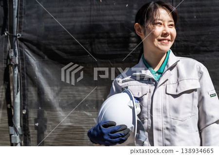 一位充滿希望的女工在建築工地工作，她是建築業的員工——肖像照。 138934665