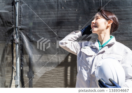 一位充滿希望的女工在建築工地工作,她是建築業的員工——肖像照。 一位充滿希望的女工在建築工地工作,她是建築業的員工——肖像照。 138934667