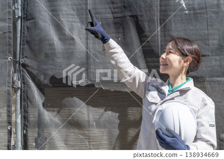 一位充滿希望的女工在建築工地工作,她是建築業的員工——肖像照。 一位充滿希望的女工在建築工地工作,她是建築業的員工——肖像照。 138934669