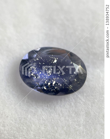 白色背景上的藍色寶石特寫－高品質珠寶材料 138934752