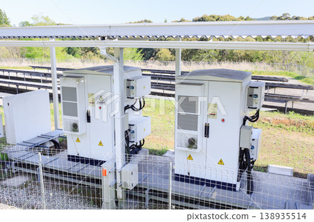 支援穩定供電的儲能係統:兩個並聯安裝的室外電池儲能單元。 支援穩定供電的儲能係統:兩個並聯安裝的室外電池儲能單元。 138935514