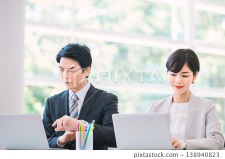 商務人士在辦公室開會 138940823