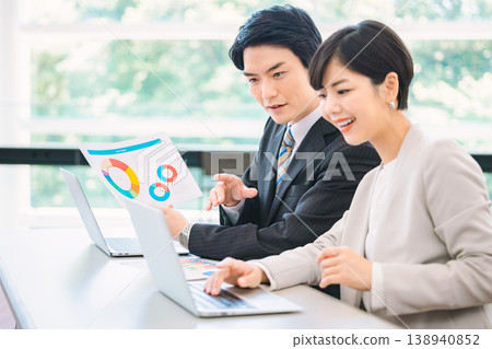 Business person having a meeting in the office 138940852