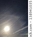 一道動感的尾跡劃過五月蔚藍的天空和太陽。 138941035