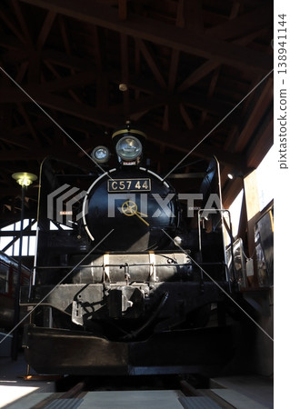 C57-44,是一輛保存完好的機車,它作為「春雷號」列車從北海道來到四國。 C57-44,是一輛保存完好的機車,它作為「春雷號」列車從北海道來到四國。 138941144