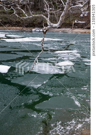 Lake Shikaribetsu in early spring 138941305
