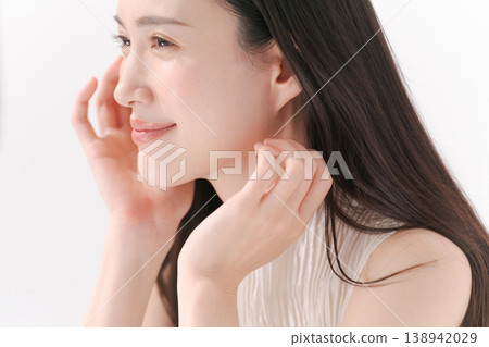 一位長髮女子正在護膚 一位長髮女子正在護膚 138942029