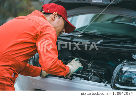 Auto mechanic 138942084