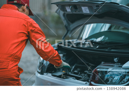 Auto mechanic Auto mechanic 138942086
