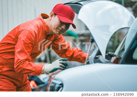 Auto mechanic 138942090
