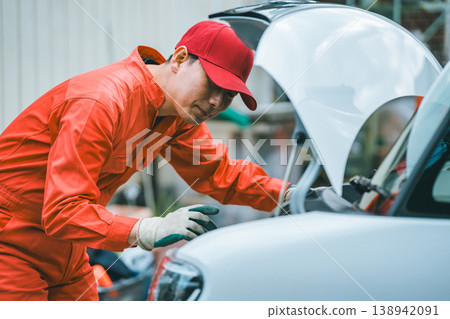 Auto mechanic 138942091